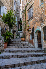 Fototapeta premium Dans les rues du village médiéval de Tourrettes-sur-Loup, capitale de la Violette, sur la Côte d'Azur en France