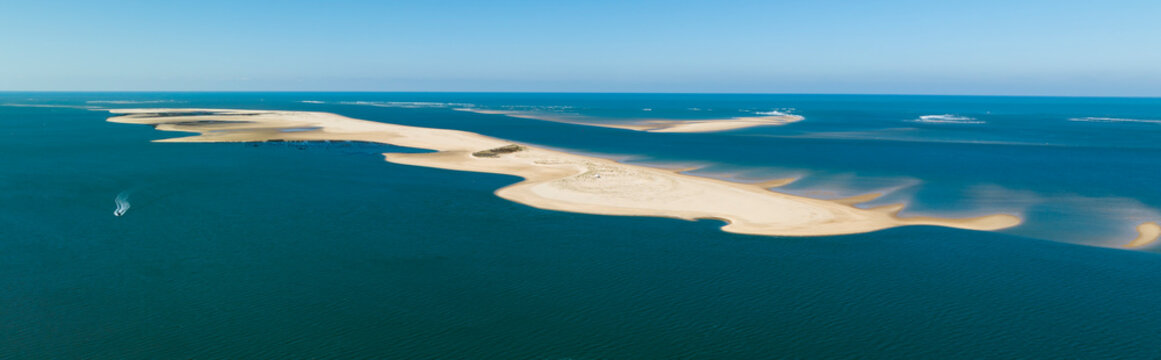 Le Banc d'Arguin face &agrave; la Dune du Pilat, labellis&eacute;e Grand Site de France, Bassin d'Arcachon