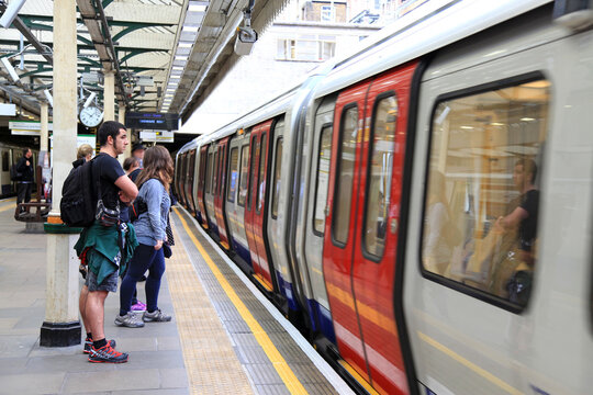 metro de londres personas j&oacute;venes gente esperando en la estaci&oacute;n IMG_0640-as26