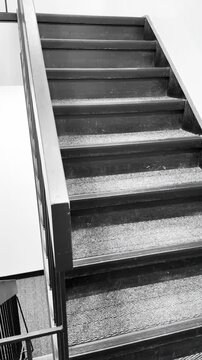 Escalier d'un b&acirc;timent moderne en noir et blanc.