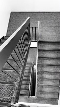 Escalier d'un b&acirc;timent moderne en noir et blanc.
