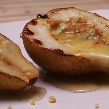 Video formato 1:1 , pere cotte al forno con formaggio,  granella di noci e miele