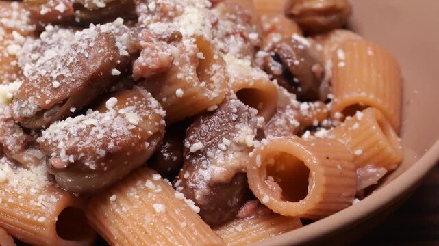 Primo piano di piatto con pasta con fave, salsiccia e pecorino