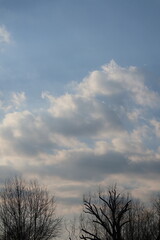 wiosenne niebo z chmurkami © anna_dmytriuk