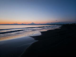 Obraz premium 夕暮れの海と対岸の富士山