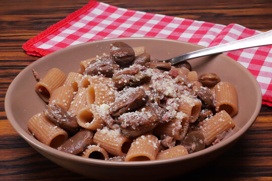 Piatto con pasta salsiccia, fave e pecorino