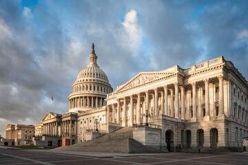 Obraz premium Washington, DC, USA - March 21st 2024 - Photo showing the Capitol building with the U.S. flag in Washington, DC.