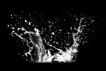 Obraz premium Water splash against a dark background, showcasing its dynamic movement and intricate detail. Captures the beauty of liquid dynamics