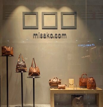 Escaparate con bolsos de cuero en expositores de tienda de moda femenina Misako en Madrid, Espa&ntilde;a, 10 de febrero de 2026