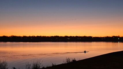 Obraz premium sunset on white rock lake dallas texas