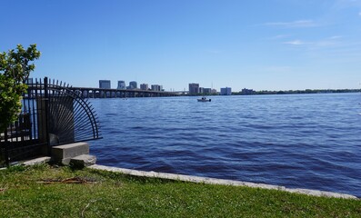 Obraz premium Waterfront Seawall View Across Intracoastal Waterway in Jacksonville, Florida
