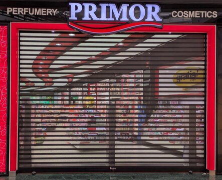 Entrada de tienda Primor, con puerta cerrada con cierre met&aacute;lico, en centro comercial Islazul en Madrid, Espa&ntilde;a, 9 de febrero de 2026