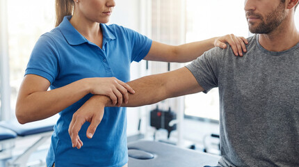 Obraz premium A healthcare professional guiding a patient through a physiotherapy session, showcasing the essence of recovery and well-being.