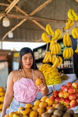 Obraz premium Woman buying fresh fruits at market stall