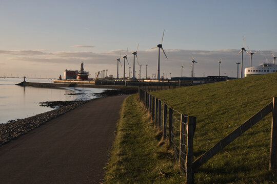 Blick zum Au&szlig;enhafen Emden Ostfriesland mit Watt und Windr&auml;dern