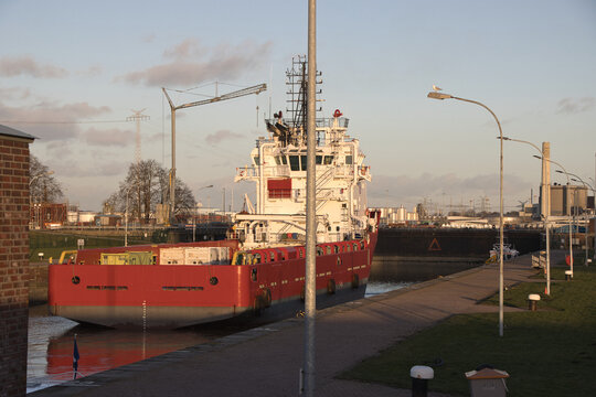 Arbeitsschiff in Seeschleuse im Hafen von Emden