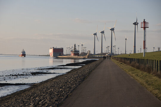 Radweg am Deich zum Au&szlig;enhafen von Emden