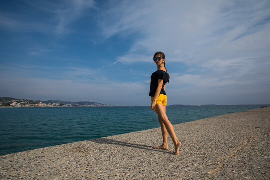 girl against the backdrop of the sea