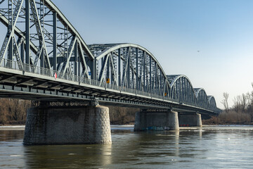 Obraz premium Marshal Jozef Pilsudski Road Bridge over the Icy Vistula River in Torun, Poland