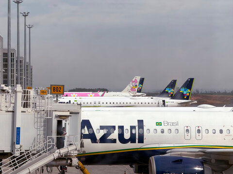 Apron area at Viracopos Airport at Brazilian city of Campinas with Azul airplane Airbus A320-251N PR-YSK on a cloudy spring day. Photo taken October 11th, 2025, Campinas, Brazil.