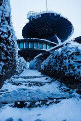 Wysokogórskie Obserwatorium Meteorologiczne na Śnieżce, zimą, w lodzie i mrozie, Karkonosze, Polskie góry © krzys ser