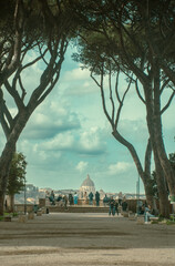 Ogród Pomarańczowy (Giardino degli Aranci) znany także jako Park Savello  wzgórze Awentyn w Rzymie. W oddali widoczna Bazylika świętego Piotra © Grzegorz Polak
