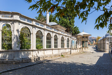 Obraz premium Narrow cobblestone street with tombs and imaret buildings near Eyüp Sultan Mosque in Istanbul. 