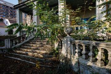 Naklejka premium Old ruined abandoned overgrown mansion