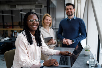 Naklejka premium Group of people working together in a modern office space during midday hours