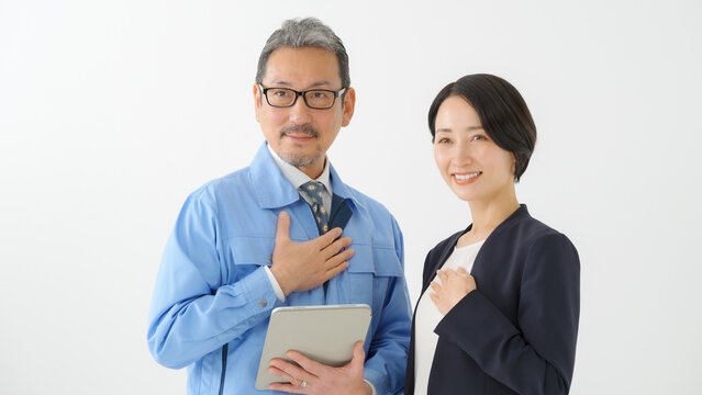 作業着を着た男女