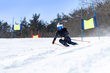 スキー競技の練習をする女子選手