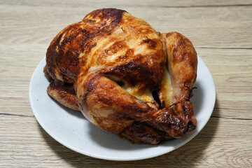 こんがり焼けた丸鶏のローストチキン
