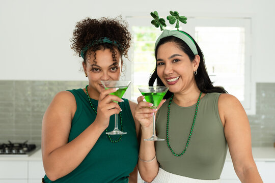 Line-art Christmas pudding sitting on plate with sauce drips, mistletoe leaves and berries
