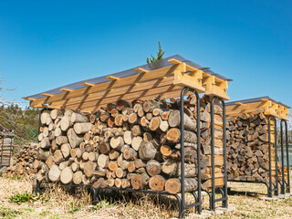冬を支える備え。青空の下で出番を待つ薪棚
