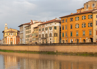 Fototapeta premium Historic buildings built along the edge of the Arno river, Pisa