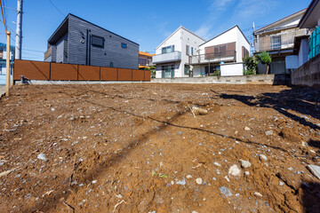 青空広がる住宅街の更地（マイホーム建築予定地・分譲地）