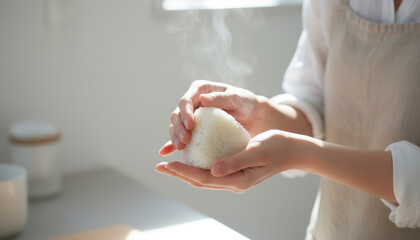 おにぎりを握る手：湯気