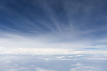 Obraz premium Serene blue sky with wispy clouds and soft white puffs