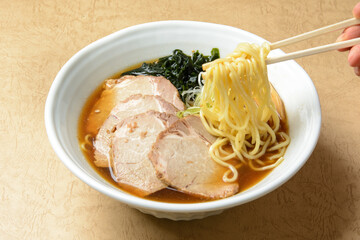 日本食ラーメンの箸上げシーン