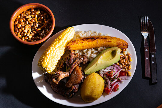 Fritada ecuatoriana, con aguacate y maduro frito