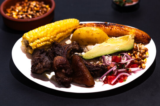 Parrillada ecuatoriana lista para servirse