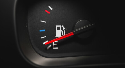 Naklejka premium Car fuel gauge showing empty tank