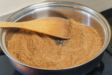 煎りぬか(炒りぬか)・フライパンで深煎りして茶色くなった米ぬか