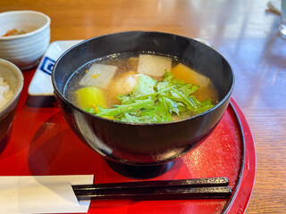 大根、ネギなど野菜の具沢山味噌汁。