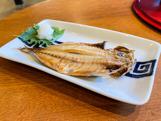 日本の朝ご飯のおかず、焼いた鯵の干物。