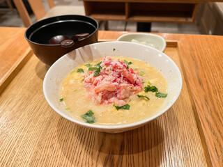 本ズワイガニの身を雑炊に乗せた蟹雑炊。