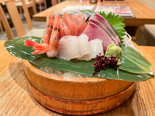 刺身盛り。甘エビ、マグロ、真鯛、ブリの新鮮な刺身。