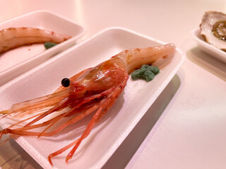 和食の刺身。生で食べられる新鮮なボタン海老。