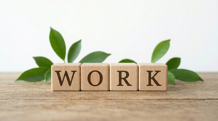 テーブルの上の木製積み木で「WORK」の文字