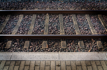 Naklejka premium An der Bahnsteigkante